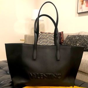 🔥Stunning Valentino Caroline Dollaro tote bag🔥